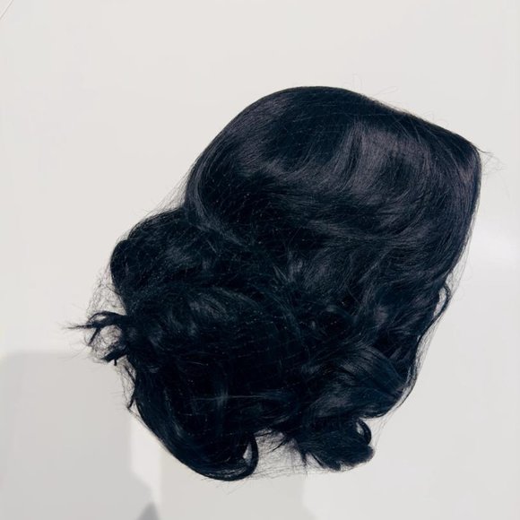 Short black wavy wig with bangs for women. Color:Black - Picture 1 of 4